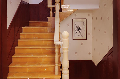 新政镇中式别墅室内汉白玉石楼梯的定制安装装饰效果
